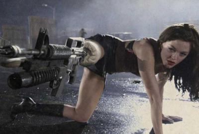 Planet Terror woman with machine gun leg