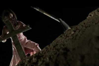 Y VOLVERÃ man pushed a cross down near newly dug grave